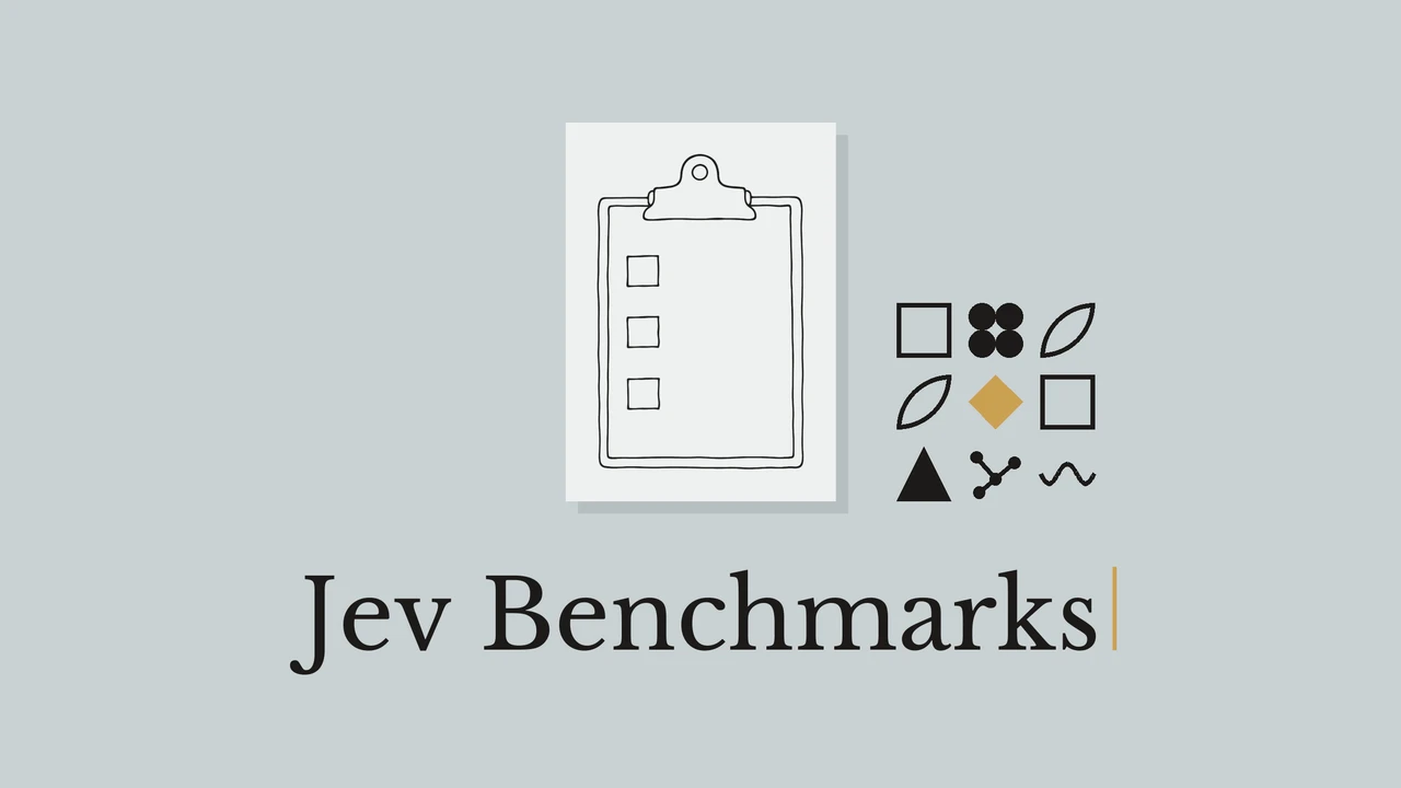 青みがかったグレーの背景と淡い紙の上に描かれたクリップボードの線画。見出しはJev Benchmarks。